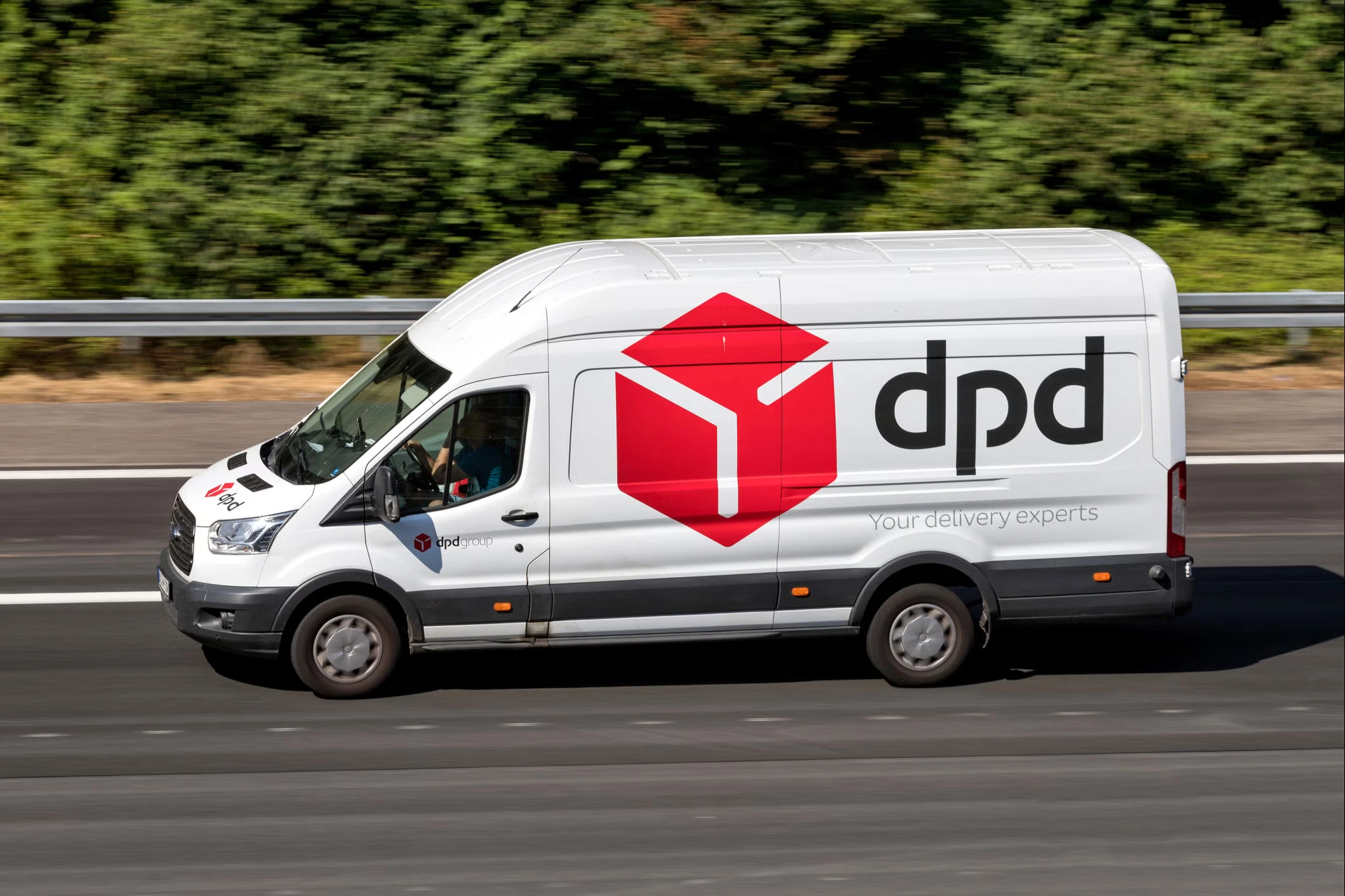 Avantajele urmăririi coletelor DPD prin Woot.ro – fără reclame, conturi sau bătăi de cap